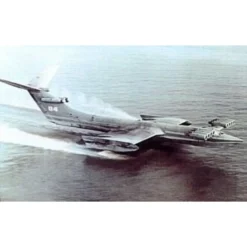 KM D'Alexeyev Ekranoplan Monstre De Mer Caspienne. Inclut L'avion En Prime D'Yakovlev Yak-15 Plume, MAQUETTE D'Yurjev 1 Et SSAKT -Modèles Jouets Magasin anigrand craftswork anig4066 km d alexeyev ekranoplan monstre de mer c 2
